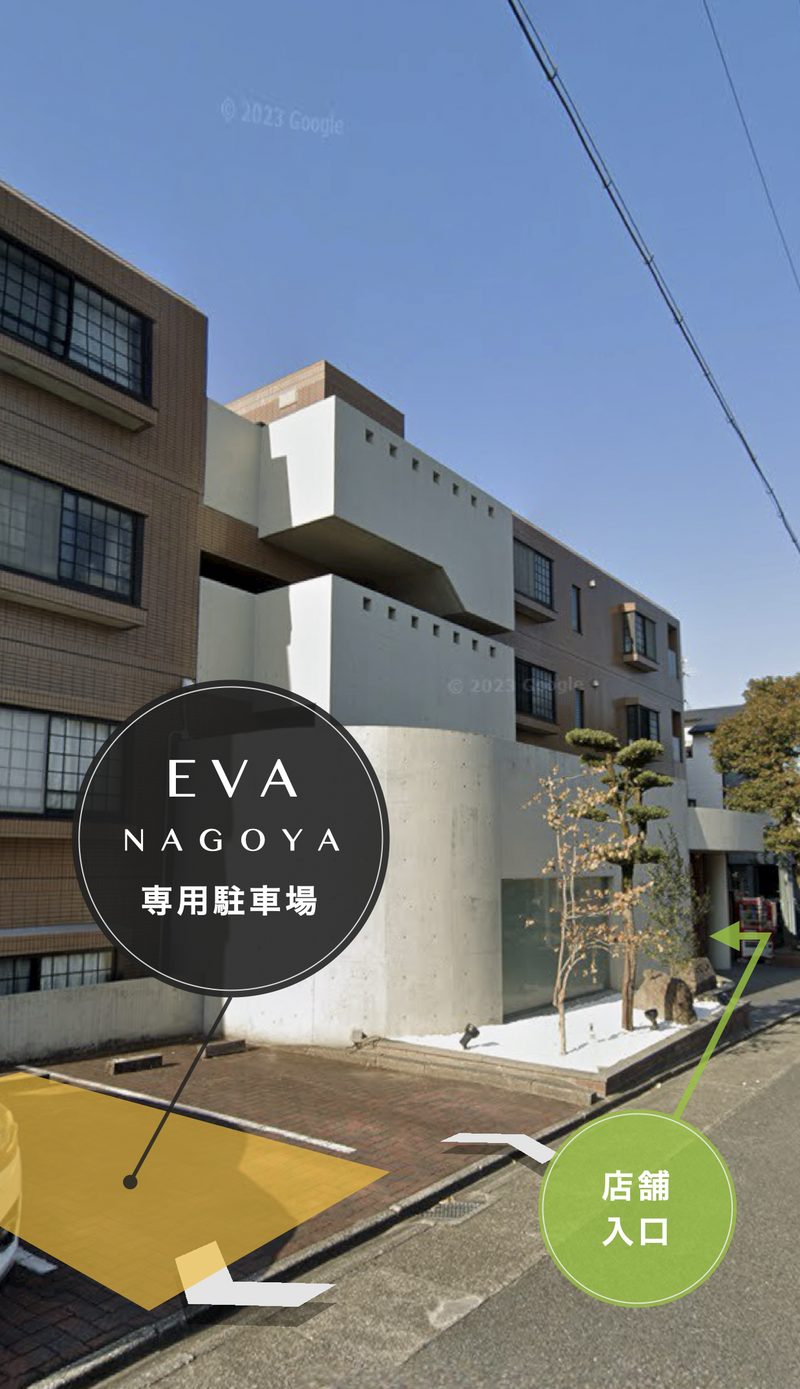 マンションの外観。手前の黄色い部分が専用駐車場（右から2台目・23番）で、右側の「店舗入口」の矢印の先がマンションの入口です